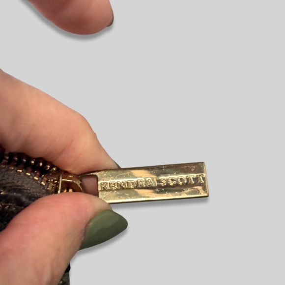 Kendra Scott Metallic Woven Wristlet Detachable Strap Purse Dark Iridescent OS - Picture 3 of 15